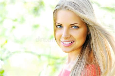 Jeune Belle Femme Blonde Photo Stock Image Du Reste