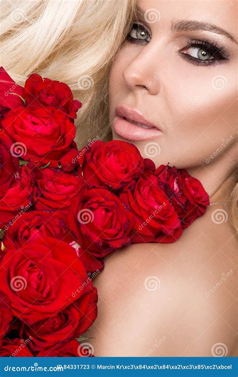 Het Portret Van De Mooie Blonde Vrouw En Het Verbazen Ziet Eruit En Het Lange Haar Perfecte