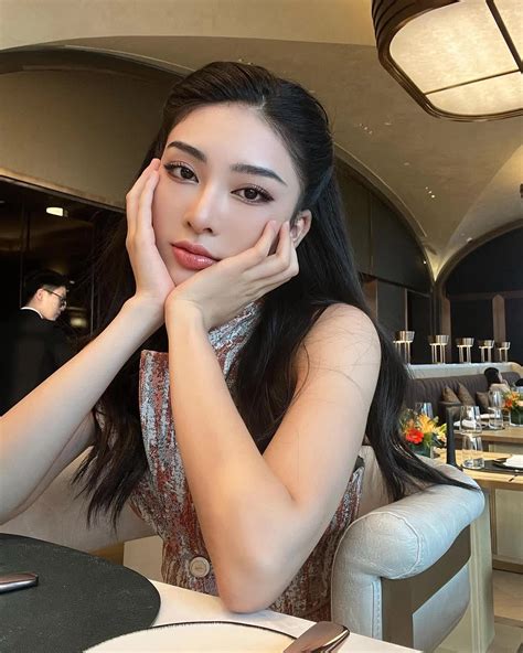 Hot girl Linh Trương náo loạn cõi mạng 22 tuổi đã có núi đồ hiệu style sang chảnh miễn chê