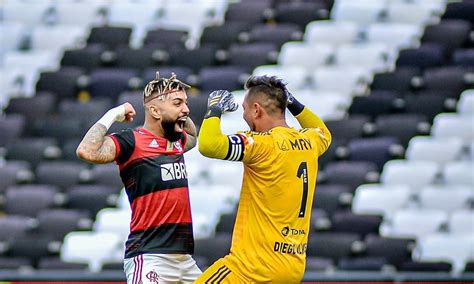 Flamengo e Diego Alves acertam renovação por mais um ano