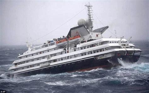 Photos of ships being battered in vicious storms | Daily Mail Online