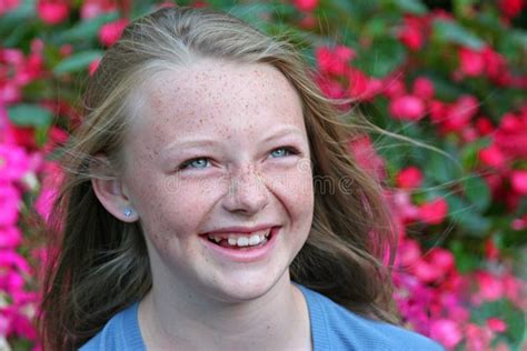 Fille Blonde Heureuse Image Stock Image Du Visage Ressort 2456757
