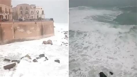 Uragano Apollo In Sicilia Le Immagini Del Mare In Tempesta Sull Isola