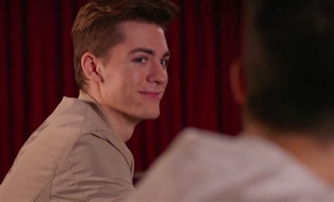 Draguer un hétéro le gros fail dun jeune gay Pop and Films