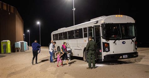 Acusan a una mujer texana de secuestrar al bebé de una migrante latina que acababa de cruzar la