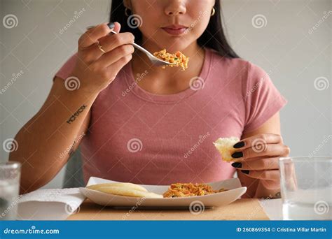 Cierre De Una Joven Latina Comiendo Arepas Tradicionales Foto De Archivo Imagen De Hispanico