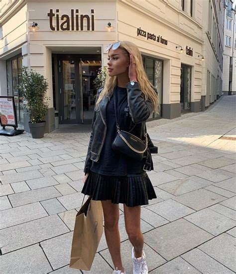 9 Hot Sexy Sophie Lilian Bikini Pics