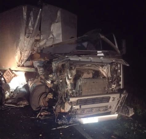 INTERNAUTAS Enviam Fotos De Grave Acidente Entre Hilux E Carreta Na MS