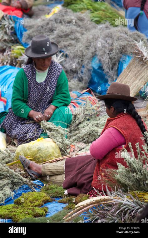 Quechua women hi-res stock photography and images - Alamy