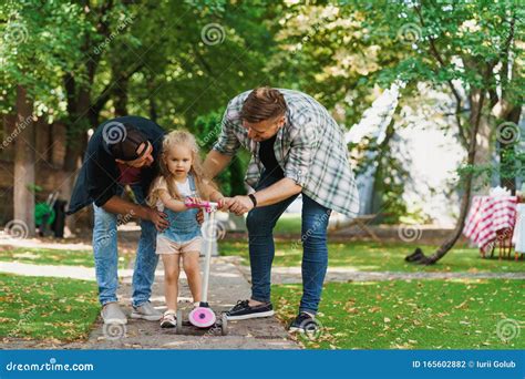 Genitori Gay E Loro Figlia Nel Parco Fotografia Stock Immagine Di Maschio Figlia