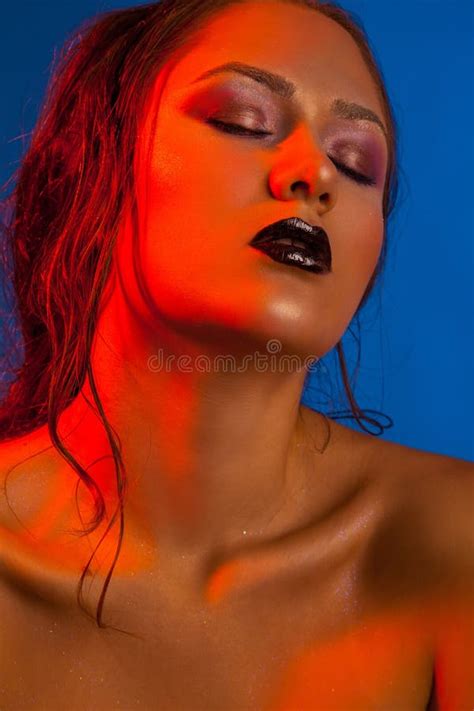 Portrait De Charme De Femme Blonde Sexuelle Avec Des Yeux Bleus Image