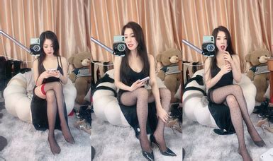 足控必看玉足長腿端莊新人女神各種絲襪舔腳足交 The AV Porn