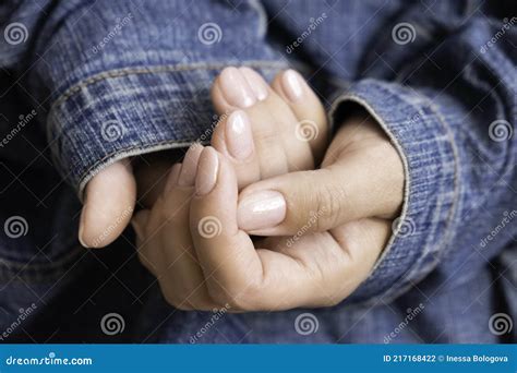 Belle Donne Maneggiano Manicure Nude Pelle Pulita Fotografia Stock Immagine Di Estetica