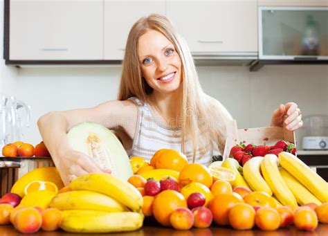 Glückliche Blonde Hausfrau Mit Reifen Früchten Stockbild Bild von aprikosen frisch 52621871
