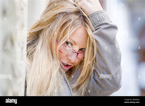 Sexy blonde écolière adolescent adolescent ado séduisant regard à la caméra oeil eyeshot yeux