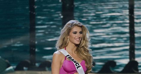 Camille Cerf en bikini pour l élection de Miss Univers Purebreak