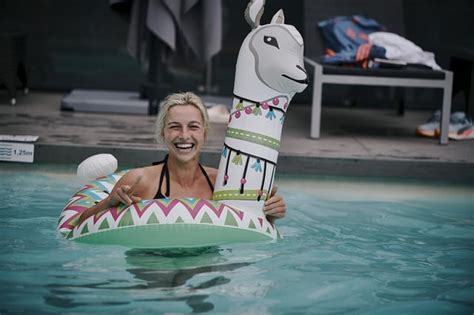 8 Hot Sexy Jackie Dee Bikini Pics