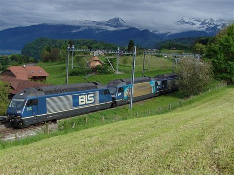 Re 465 015-6, Re 465 008-1 mit der Werbung "Goldenpass" und Re 465 012 ...
