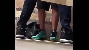 Cogiendo rico en el baño gay XVIDEOS