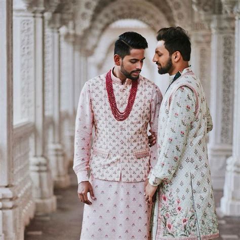 Un couple gay indien organise une cérémonie de mariage traditionnelle dans un temple hindou et