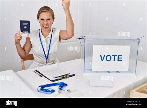 Une jeune femme blonde aux élections de campagne politique tenant le passeport allemand agacé et