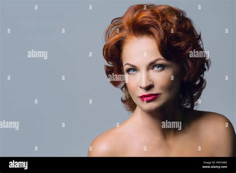 Closeup portrait de femme rousse mature avec des lèvres rouge vif les yeux bleus Femelle avec