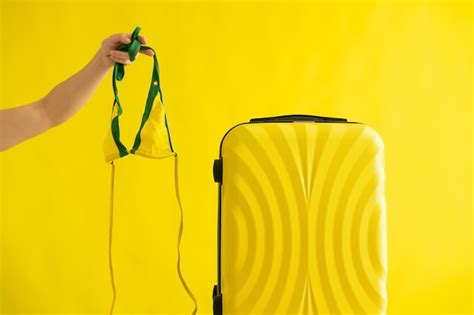 Mujer Sin Rostro Yendo De Viaje Sosteniendo Un Bikini Al Lado De Una