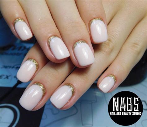 Diseños de nail art para uñas con esmalte color nude para lograr una manicura simple y