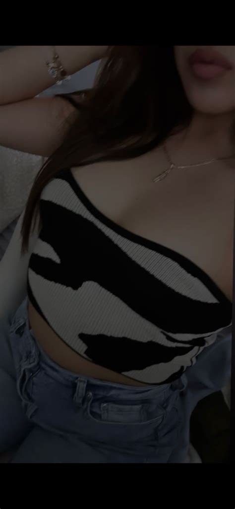 Pin By Phoeee On Tops Latina Outfits Pretty Selfies Latina Fashion Outfits