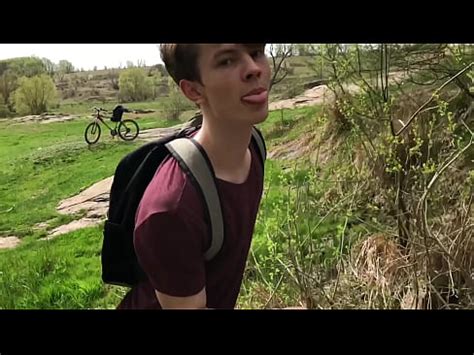 Hot Hunk secouant sa grosse bite 23 cm dans un lieu public près du barrage Teen Boy