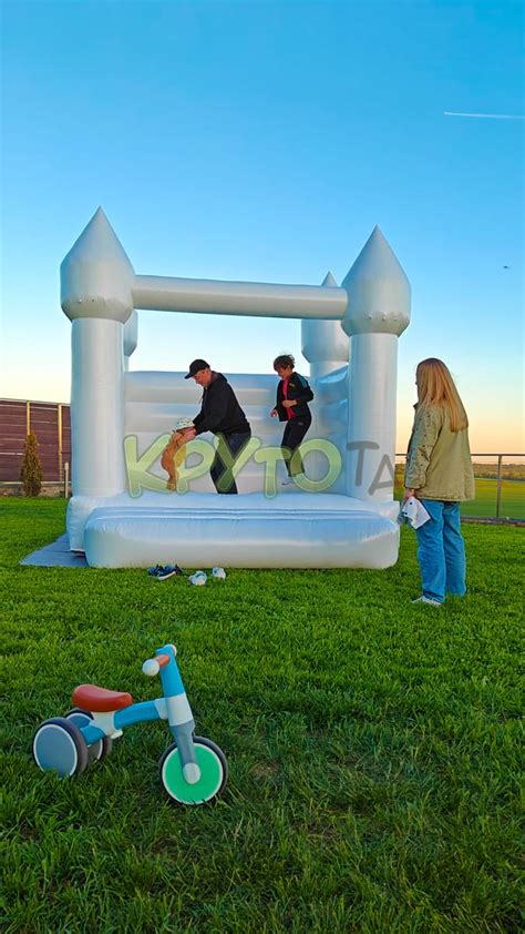 Надувной батут «Белый замок» на свадьбу или вечеринку в аренду