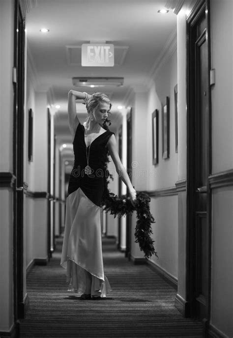 Femme Blonde Sexy Posant Dans Le Couloir D hôtel Image stock Image du fascinant soirée