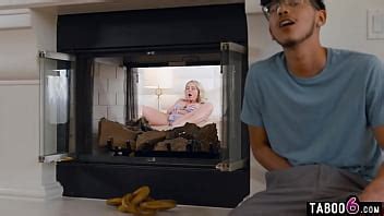 La MILF rubia Sadie Summer pillada masturbándose por un joven virgen pervertido XVIDEOS