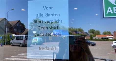 Met Je Blote Bast Of Bikini De Jumbo In Niet Op Deze Plek Geen Shirt