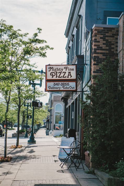 A travel guide explains why everyone is moving to Petoskey MI