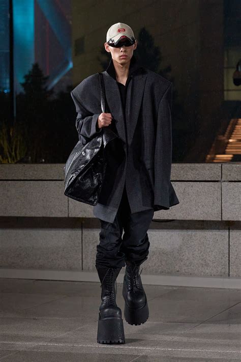 Balenciaga Resort 2025 Collection | Vogue