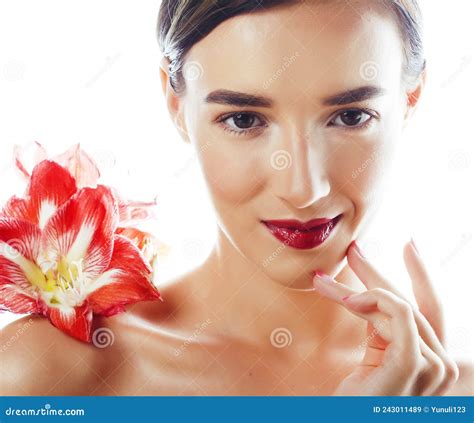 Junge Schöne Brunette Echte Frau Mit Roten Blumen Amaryllis Isoliert Auf Weißem Hintergrund