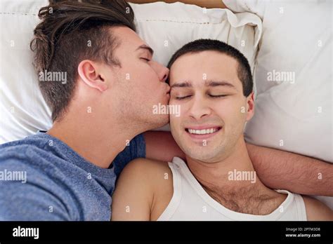 Deux hommes gay au lit Banque de photographies et dimages à haute résolution Alamy
