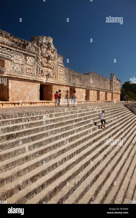 Los Turistas En El Cuadr Ngulo De Las Monjas En Uxmal Ruinas