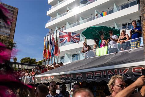 British Tourists In Benidorm Pay Tribute To Queen Elizabeth II - zowyvoeten