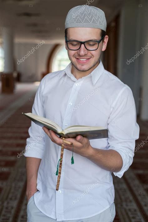 Hombre Musulm N Leyendo Quran Fotograf A De Stock Myvisuals