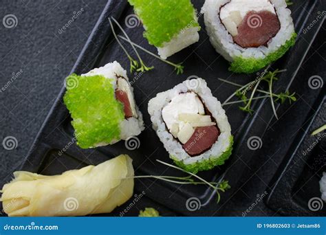 Rolos De Sushi Atum E Cozinha Japonesa Caviar Imagem De Stock