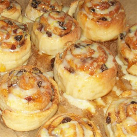 How To Make Chelsea Buns Step By Step Recipe Delishably