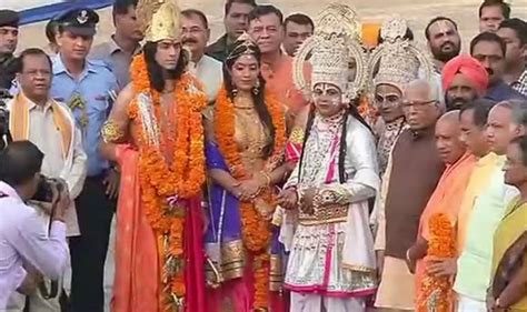 In Pics: Lord Ram, Sita And Laxman Arrive by 'Pushpak Viman' in Ayodhya on Diwali - India.com