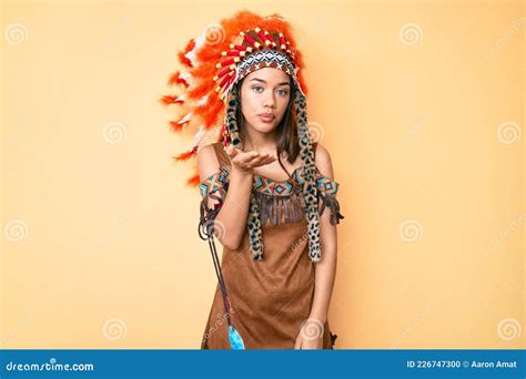 Jovencita Y Hermosa Latina Con Traje Indio Mirando La C Mara Sonando Un Beso Con La Mano En El