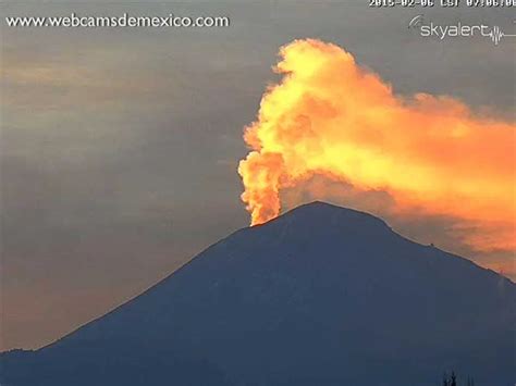 Popocatépetl Lanza Fumarola Dorada Sigue Actividad Del Volcán De Colima