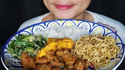 Makan Nasi Berkat Kenduri Rendang Daging Sapi Sayur Urap Tahu Balado