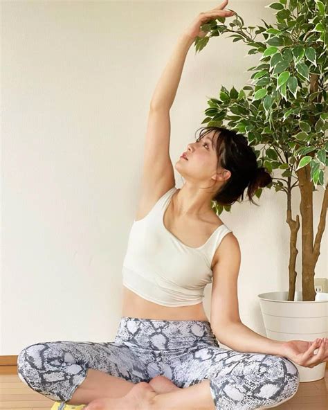 石井里奈さんのインスタグラム写真 - (石井里奈Instagram)「こんばんは🧘‍♀️ . インスタライブの後は、おうちヨガ🧘‍♀️ 久々に ...