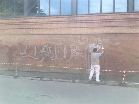 Il Preside Gay In Corso La Pulizia Della Scritta Ravenna Ore It
