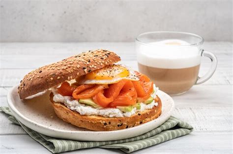 S Ndwich De Bagel Con Queso Crema De Salm N Aguacate Y Huevo Foto Premium